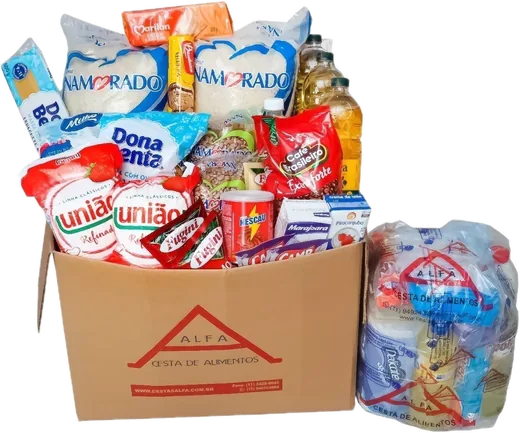 Cesta Básica Alfa 07, Premium + Limpeza: caixa de papelão da Cestas Alfa cheia de alimentos, como arroz, feijão, óleo, açúcar e macarrão, e um kit de higiene e limpeza
