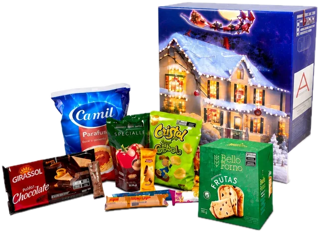 Cesta Simpatia com 21 itens: caixa azul com casa nevada, panetone, macarrão, molho e guloseimas